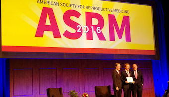 Carlos Simón receiving the award.