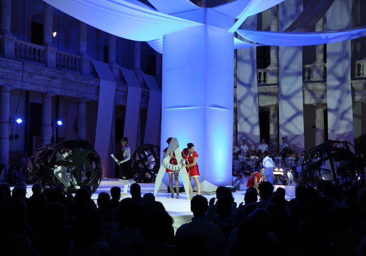 Un momento del espectáculo 'La consagración de la primavera' (2013) en el claustro de La Nau.