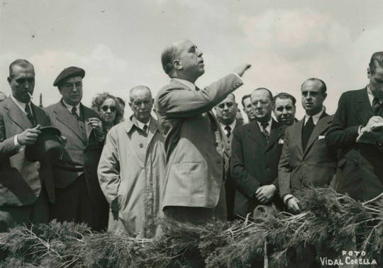El ministro Just, pronunciando el discurso de la inauguración de las obras del pantano de Alarcón. 3 de mayo de 1937. Foto Vidal Corella. Fototeca ´ABC´.