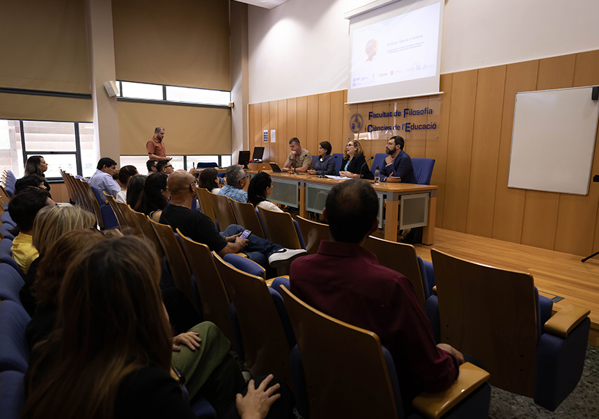 Un momento de la presentación del informe en la Facultat de Filosofia i Ciències de l'Educació UV. - imatge 0