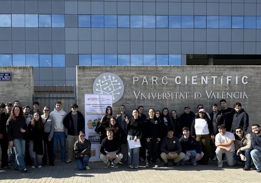 Estudiantes en el parque científico de la UV