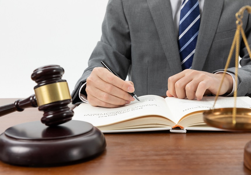 Abogados leyendo libros legales