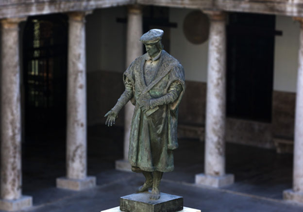 Sculpture of Lluís Vives in the cloister of La Nau.