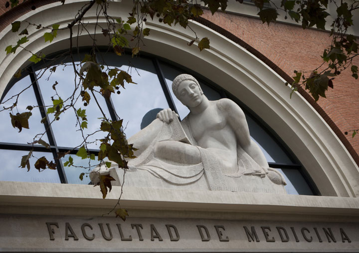 Detall de la façana de Medicina i Odontologia.