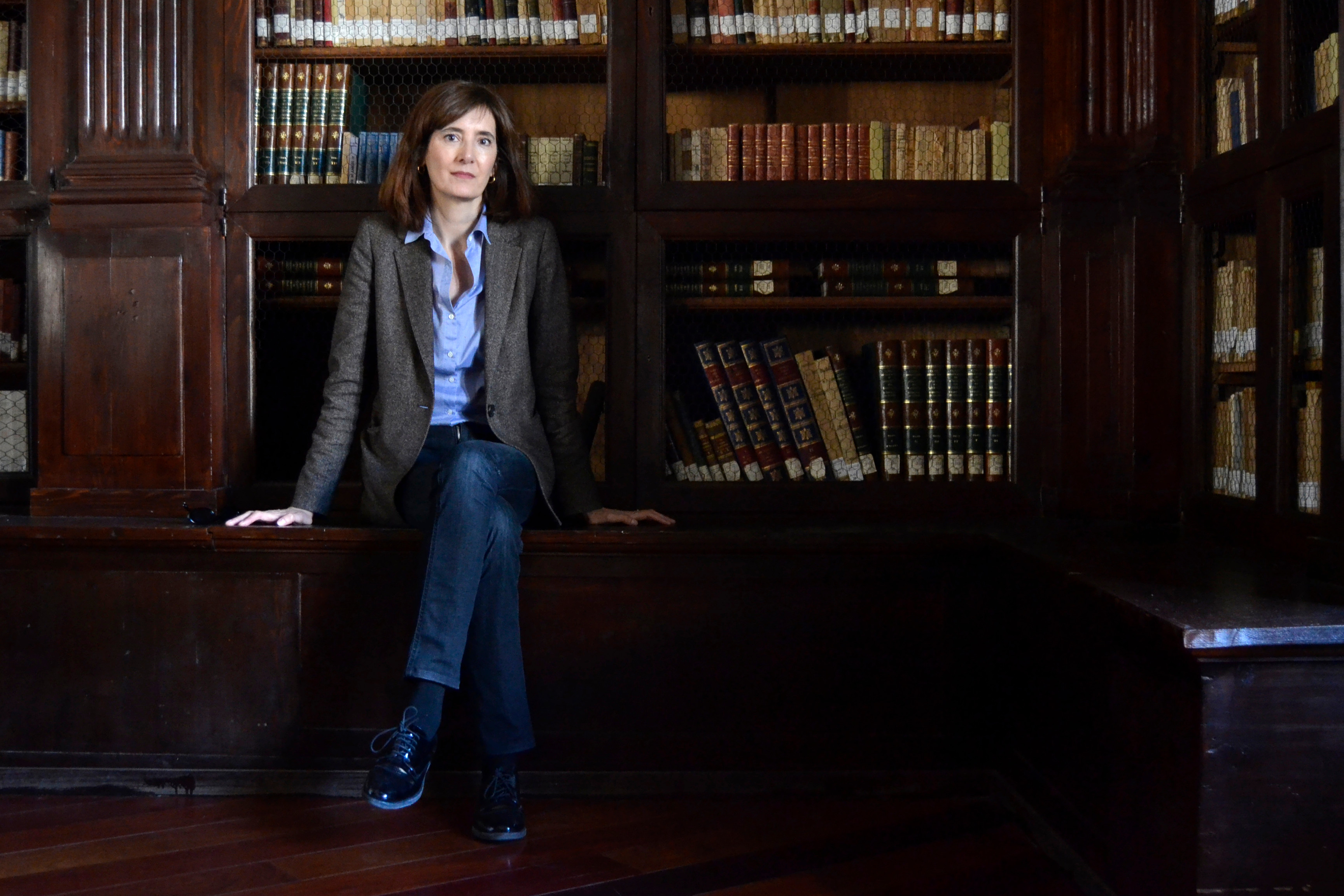 Cristina García Pascual en la Biblioteca Històrica de la Universitat de València.