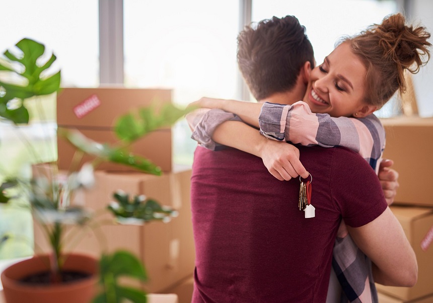 pareja estrenando casa