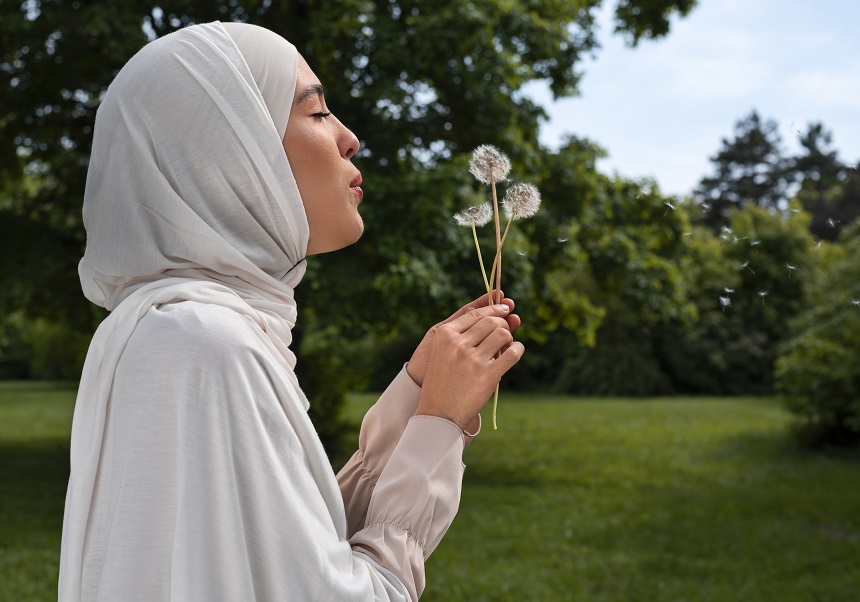 Mujer musulmana posando con flores