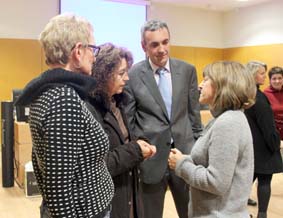 Celeste Asensi and Cristóbal Suria right) speaks with attendees at the closing event.