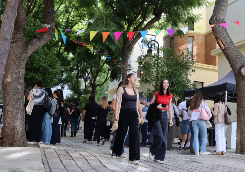 Estudiants passejant per la Benvinguda UV de Blasco - imatge 0