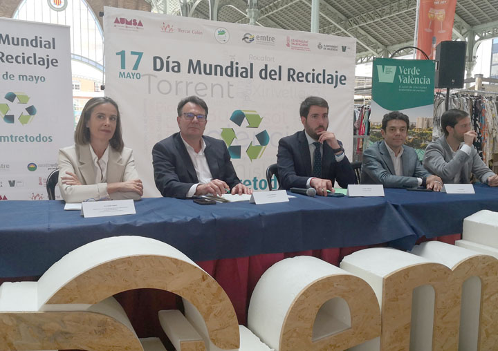 Participantes en la presentación del informe.