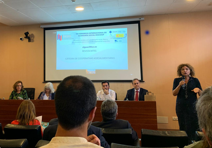 María Pilar Alguacil durante la presentación del premio en el congreso.