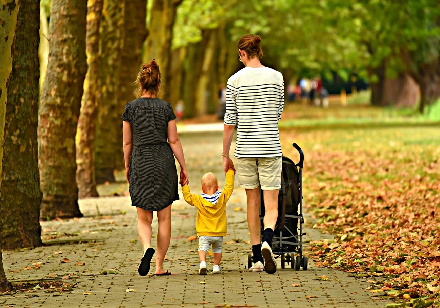 Familia paseando