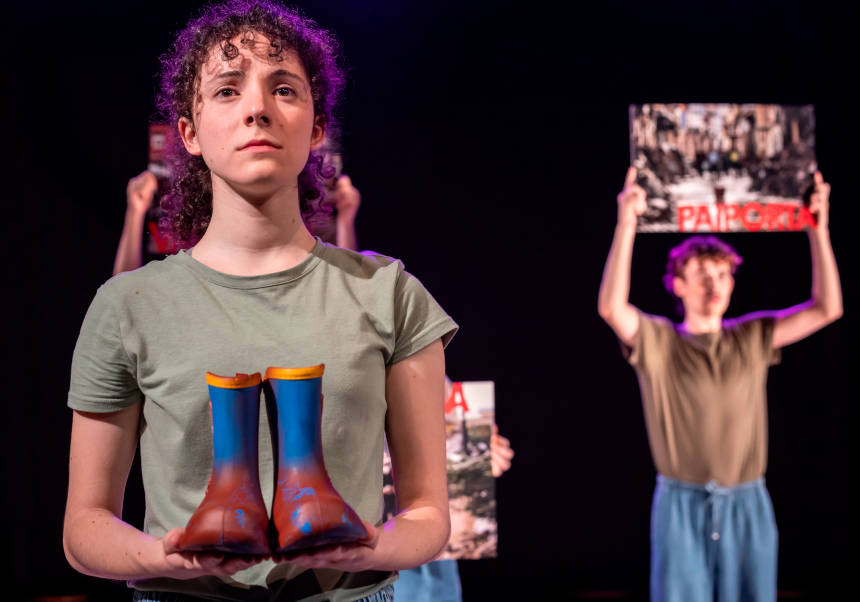 Una escena de la obra 'Un instant de bellesa', el primer espectáculo teatral sobre la dana, por Escena Erasmus UV. FOTOS: Miguel Lorenzo.