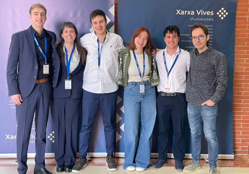 Equip de la Universitat de València, guanyador de la Lliga, junt al professor Gonçal López-Pampló