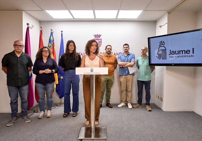 La regidora d’Educació, Infància i Política Lingüística, Esther Sapena, presenta el programa de les jornades