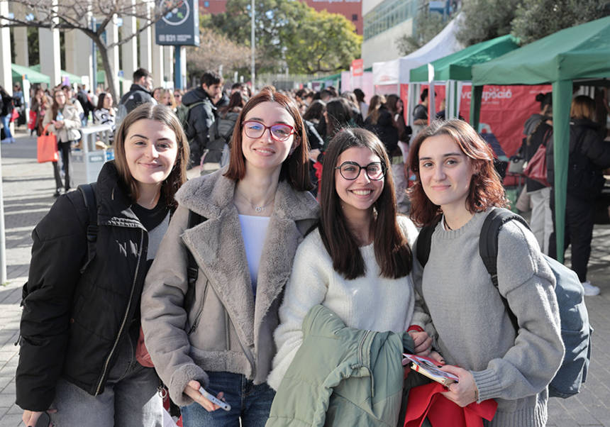 Un grup d'estudiantes, en el Fòrum de Ciències Socials i Magisteri. FOTOS: Eduardo Alapont.