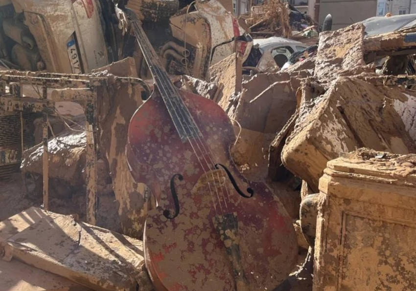 Imatge del esdeveniment:Violoncel danyat per la dana a Paiporta.
