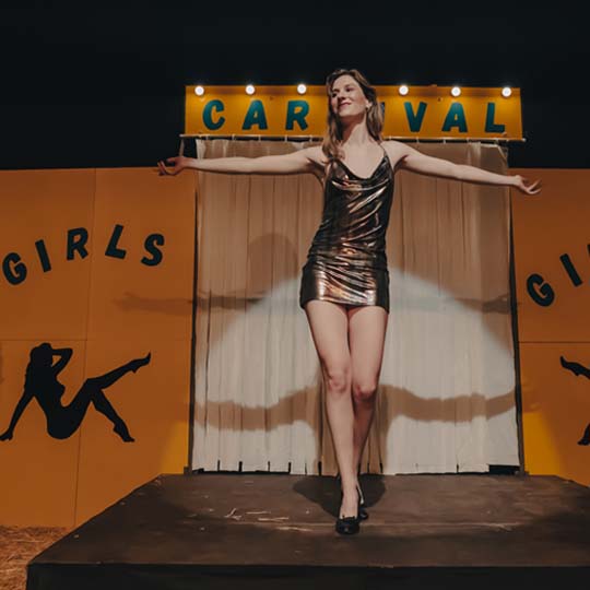Una dona sobre l'escenari