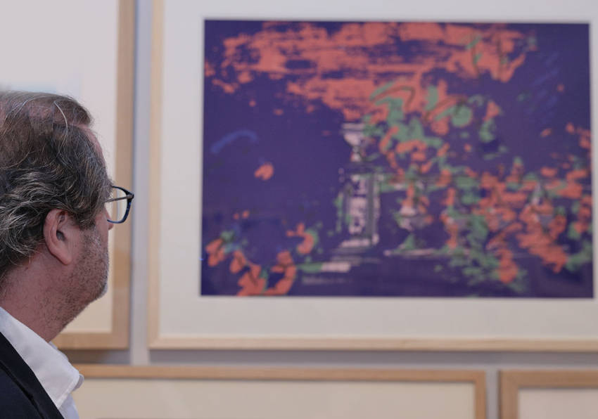 Imagen del evento:Felipe Jerez observa una obra en la exposición de La Nau.