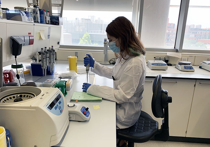 Rosa Márquez at the laboratory