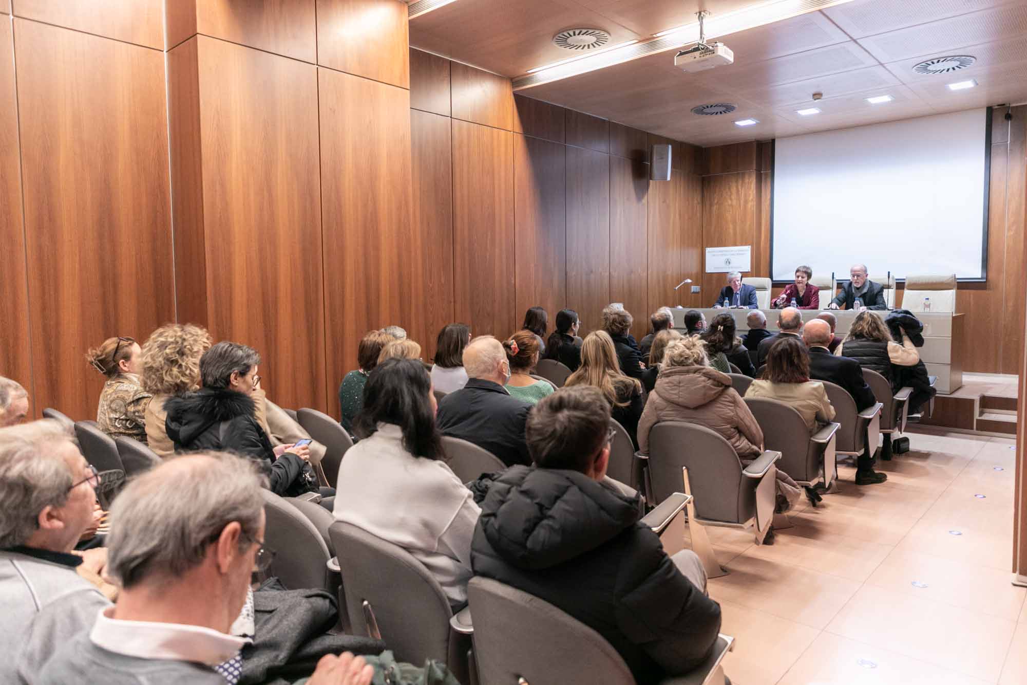 La familia Esplugues-Mota dona a la Universitat instrumentos científicos y de laboratorio de gran valor histórico