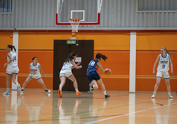 Imatge de l'equip de basquet femení de la Universitat en un dels partits disputats esta setmana