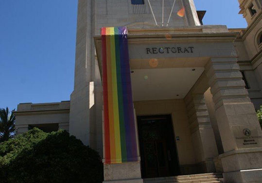 La bandera de l'Orgull LGTBI en l'edifici de Rectorat