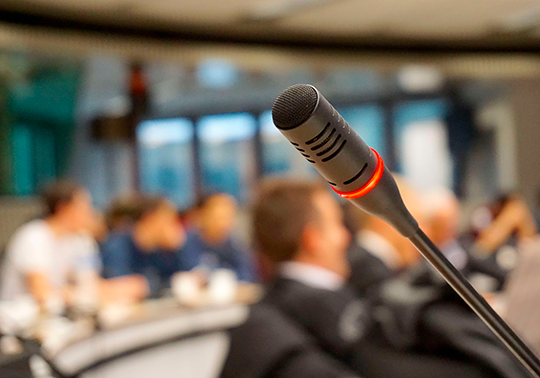 Sala de debat amb microfon en primer pla