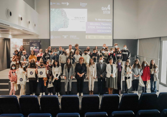 Girls4STEM entrega un premio al CEIP Torre de Paterna para celebrar el Día Internacional de la Niña en las TIC