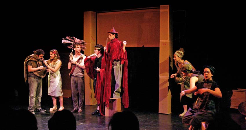Actors i actrius en un escenari
