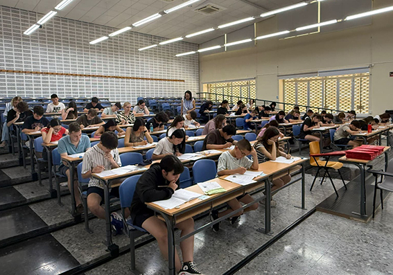 Estudiantat en les proves de xinés en la Universitat de València