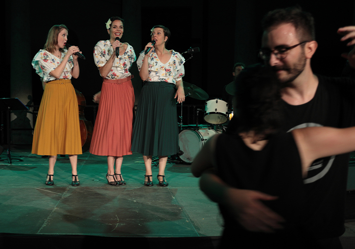 Dómisols Sisters y una pareja bailando durante la actuación en La Nau.