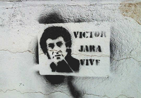 Imatge d'un mural a la paret amb la cara de Víctor Jara