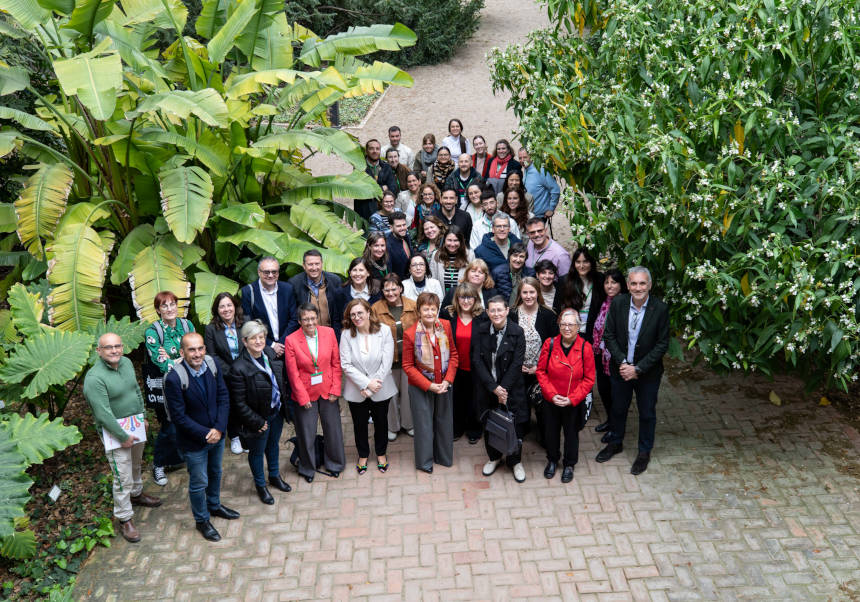 Photo of a family in the cloister at the 14th Conference SAPDU at the Botanical Garden of the Universitat de València