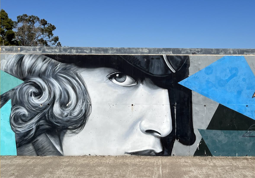 Pintura mural de un rostro del artista Adrián Beltrán Marín