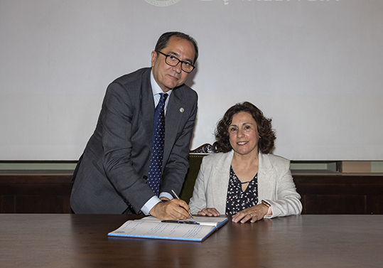 Juan Luis Gandía, rector de la Universitat, amb Maria José Aradilla, secretària general.
