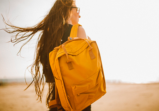 Chica con mochila de viaje