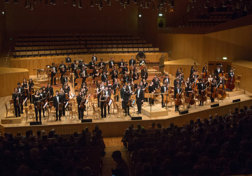 L'Orquestra Filharmònica de la Universitat de València, dirigida per Hilari Garcia Gázquez.