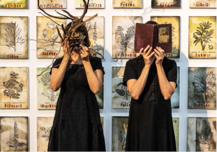 event image:Dues dones amb la cara tapada. Una per branques i l'altra per un llibre