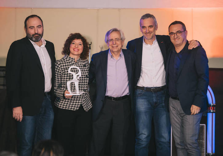 Los codirectores de Escena Erasmus, el vicerrector Antonio Ariño y Cristóbal Suria recogen el premio. Foto: Valencia Plaza.