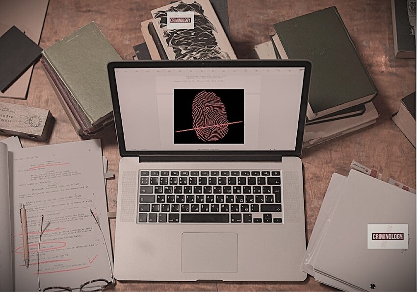 Portàtil amb imàge de emprenta en una taula amb llibres i documents