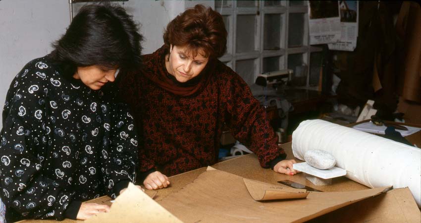 Dos mujeres mirando patrones de ropa