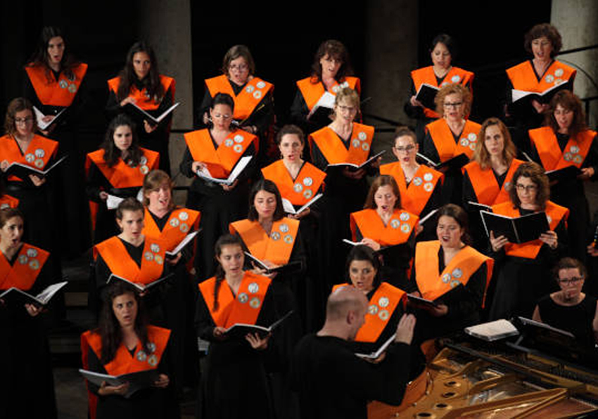 Foto d'arxiu de l'Orfeó Universitari de València, dirigit per Francesc Valldecabres.