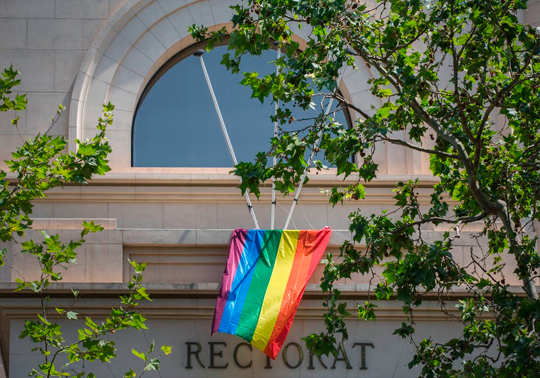 Bandera LGTBI Onejant Edifici Rectorat