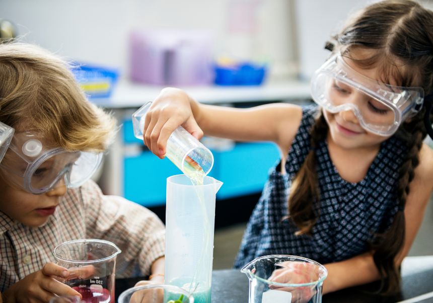 Xiquet i xiqueta experimentant amb plàstic i química STEM
