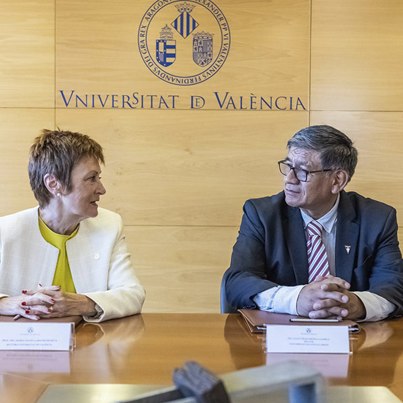  Firma de Convenio de Colaboración entre la Universitat de València y la Universidad Mayor San Simón de Bolivia - imatge 0