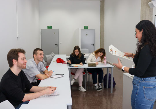 Personas que asisten a un grupo de conversación y la profesora.