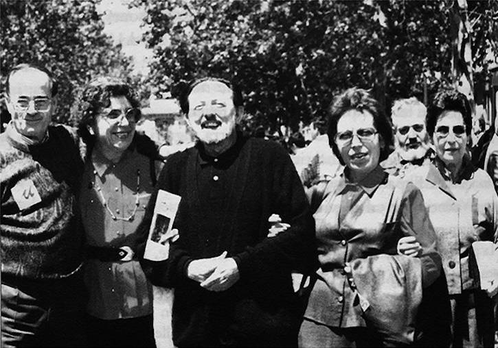 D’esquerra a dreta: Jesús Martínez, la seua dona Carmen, Juan Genovés i les germanes de Carmen en la festa del PCE de la Casa de Campo de Madrid. 1988.