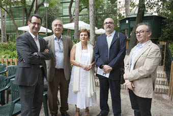 De izquierda a derecha, el vicerrector Jorge Hermosilla; los exdirectores de la UEG Josep Montesinos, Isabel Morant y Joan del Alcàzar; y el director actual de la Universitat d'Estiu, Emili Aura. Foto: Juantxo Ribes.