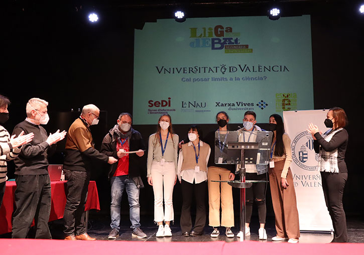 Moment de l'entrega de premi a l'equip guanyador de la fase local de la Lliga de Debat de Secundària i Batxillerat